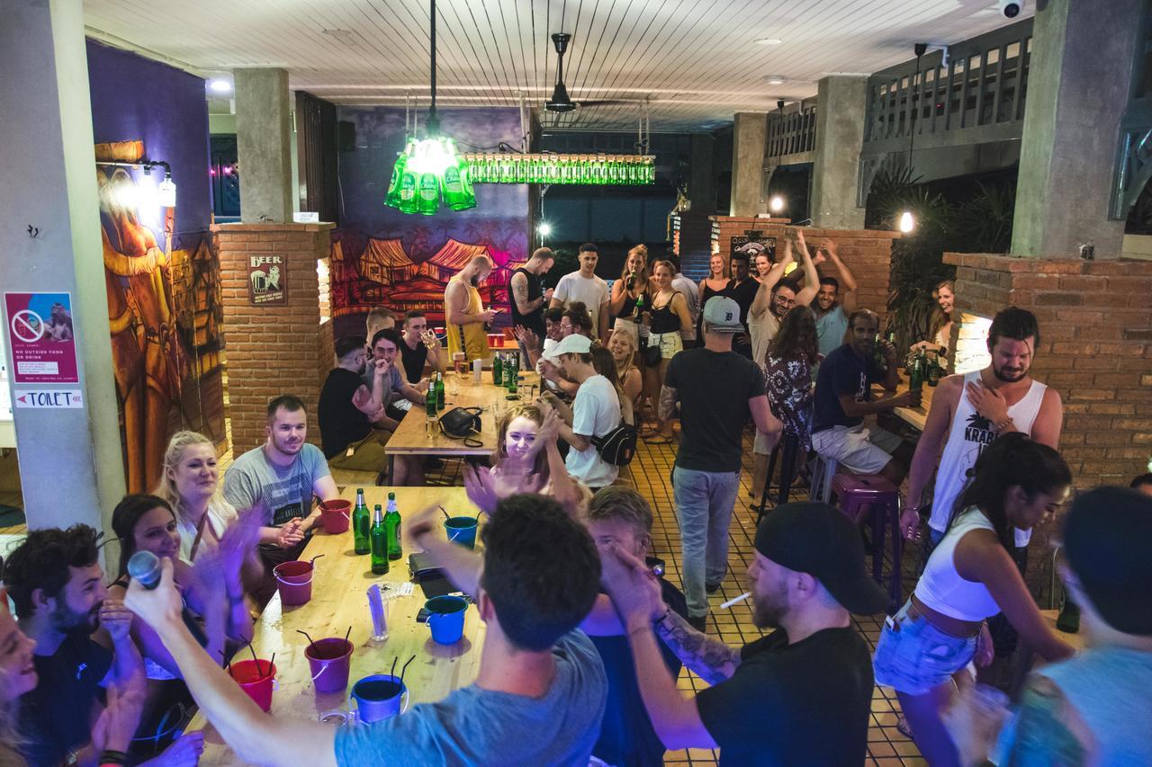 Mad Monkey Hostel Bangkok Exteriör bild