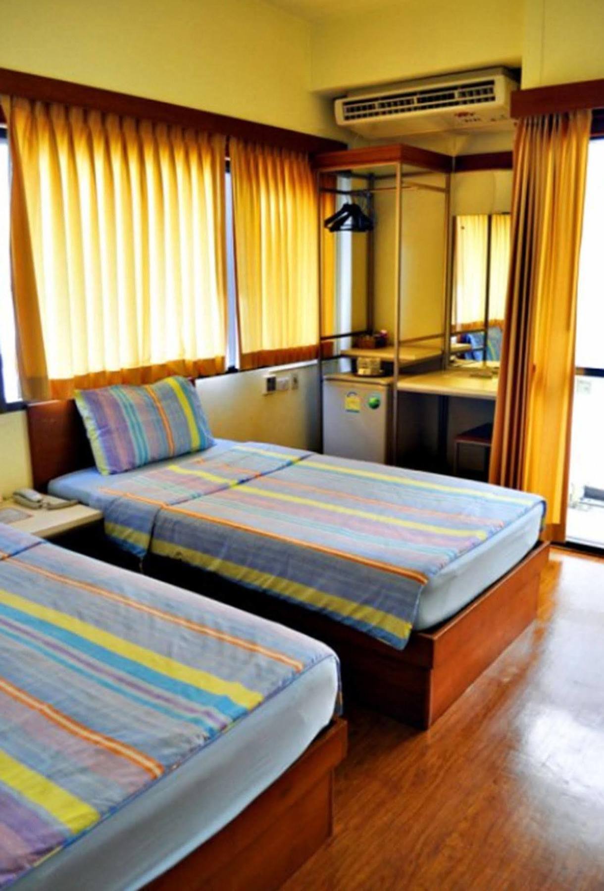 Mad Monkey Hostel Bangkok Exteriör bild
