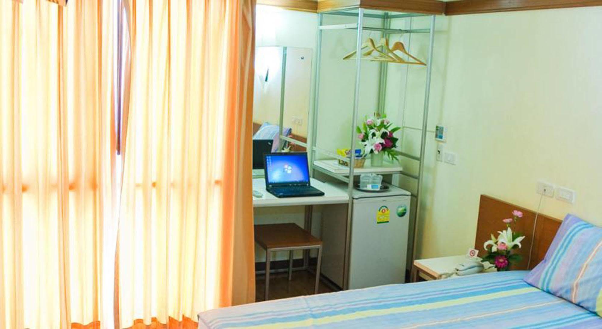 Mad Monkey Hostel Bangkok Exteriör bild