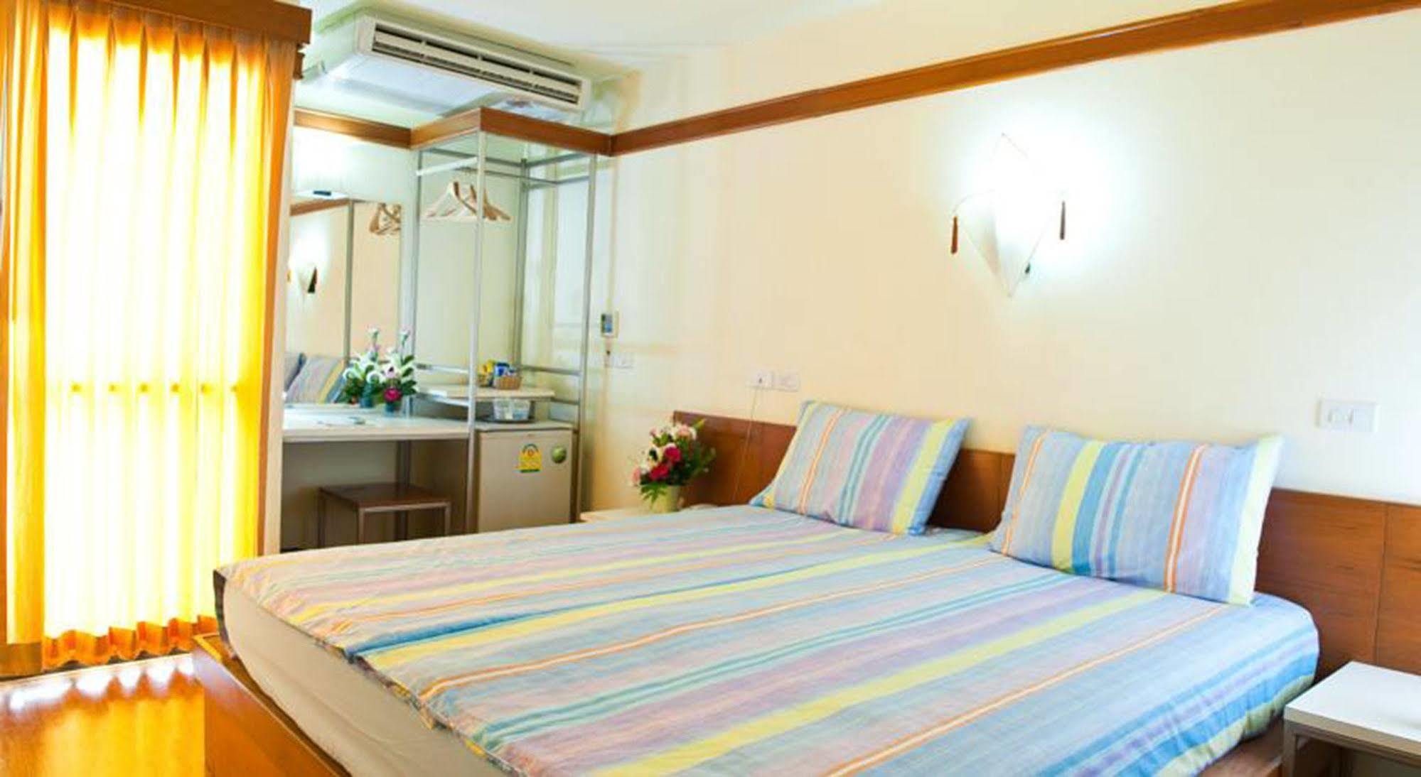 Mad Monkey Hostel Bangkok Exteriör bild