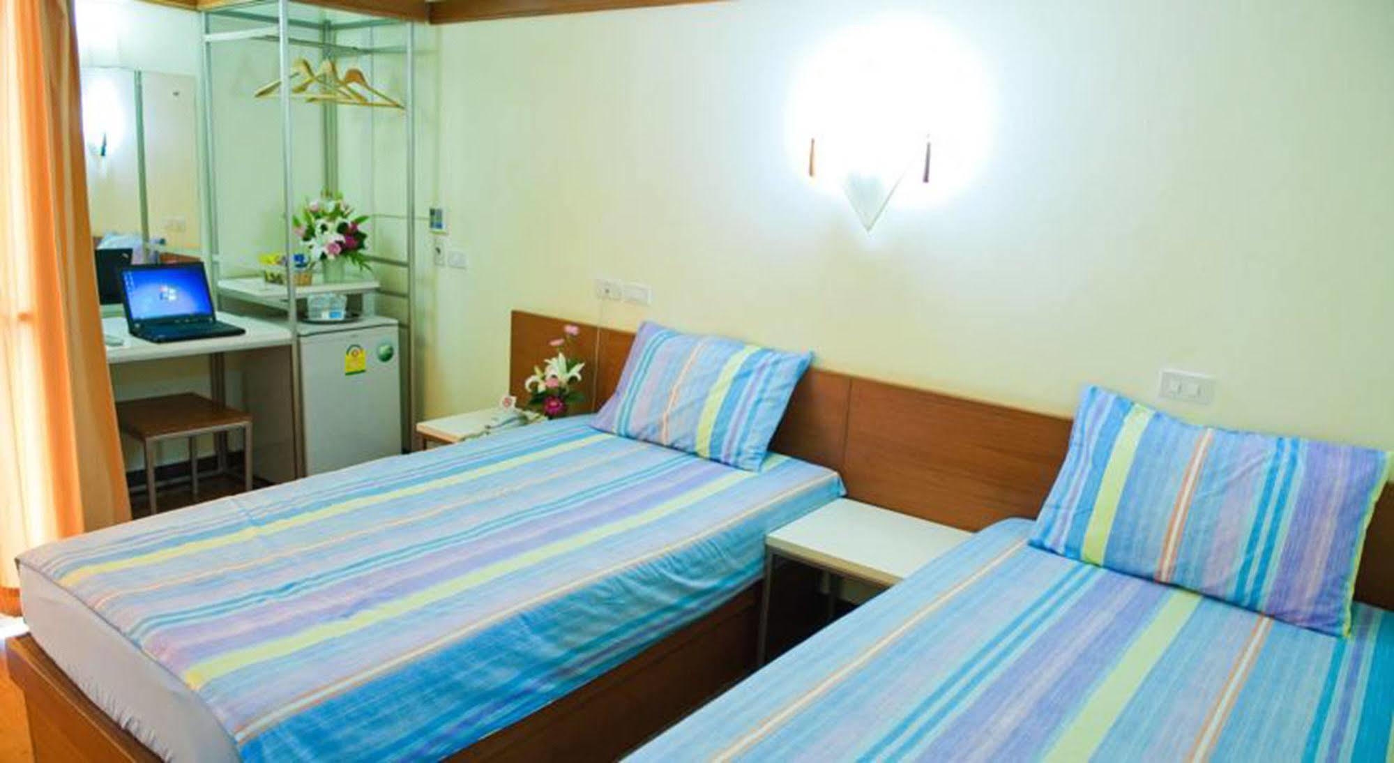 Mad Monkey Hostel Bangkok Exteriör bild