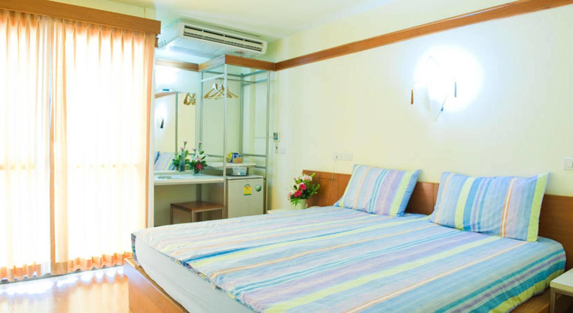 Mad Monkey Hostel Bangkok Exteriör bild