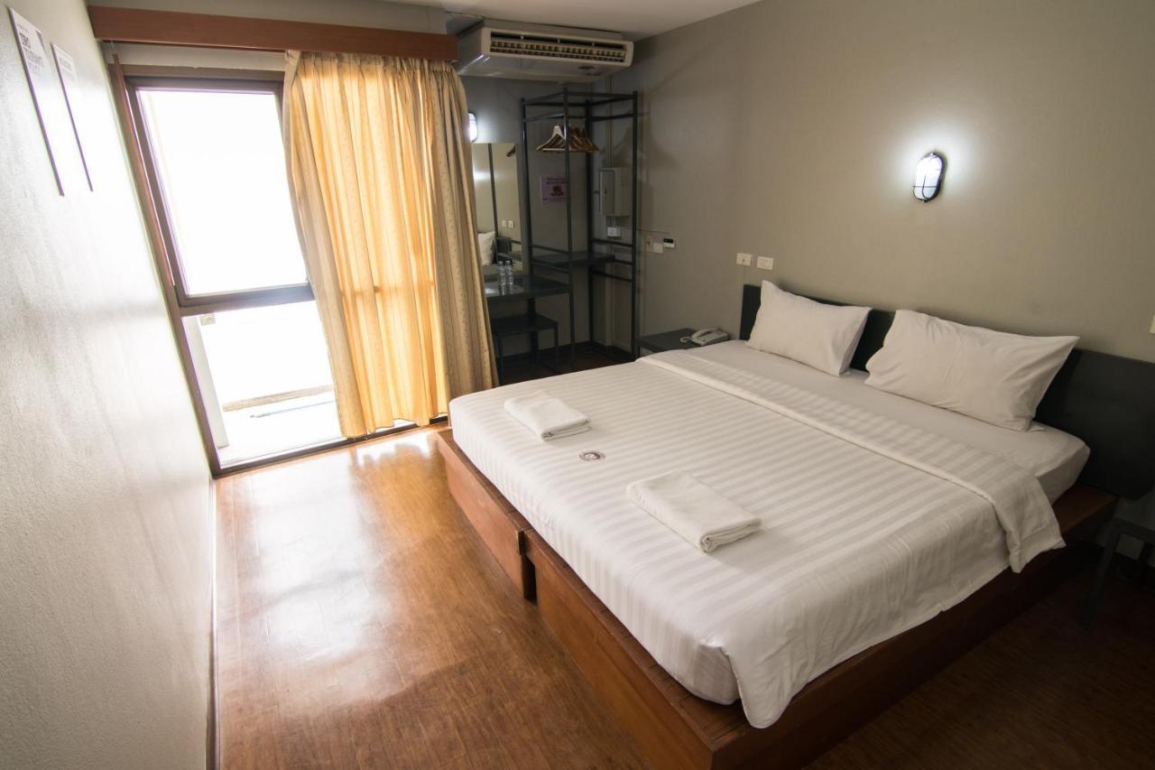 Mad Monkey Hostel Bangkok Exteriör bild