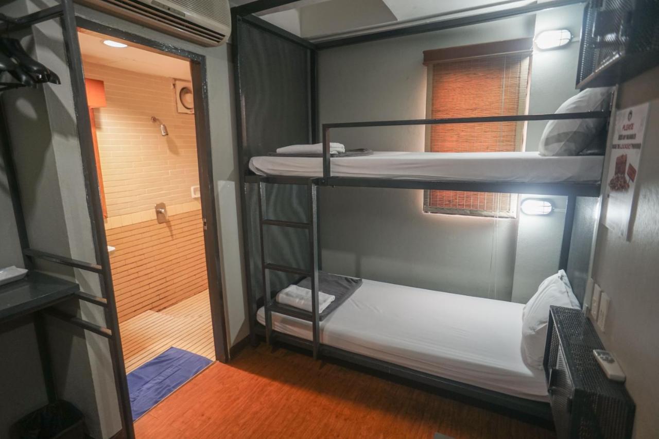 Mad Monkey Hostel Bangkok Rum bild